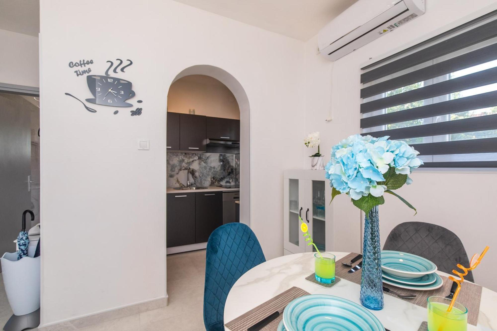 Tina With Seaview Apartment *